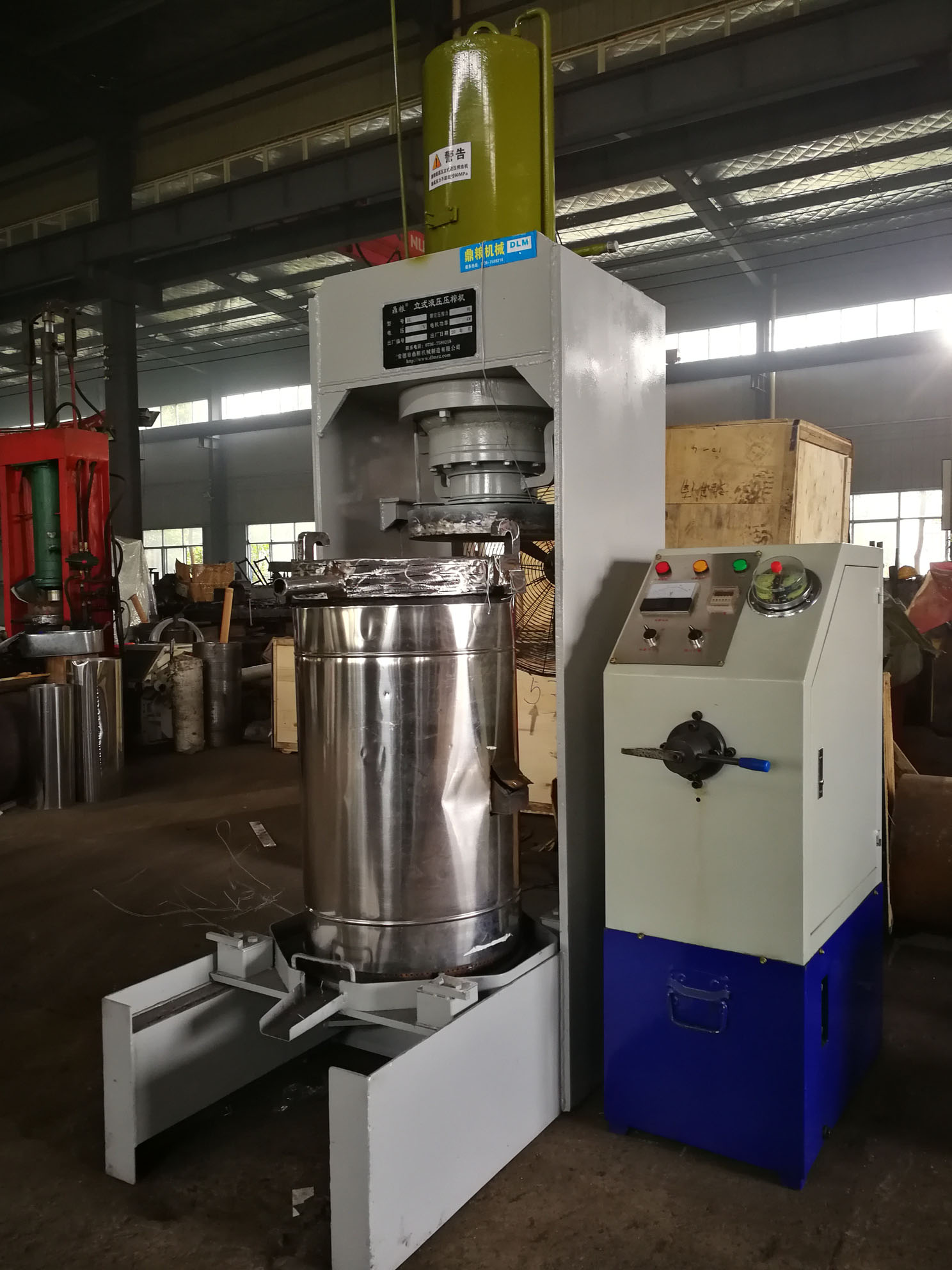 不銹鋼超高壓立式液壓壓榨機(jī)，果汁壓榨機(jī)，果渣壓榨機(jī)，藥材壓榨，油渣處理，白土壓榨